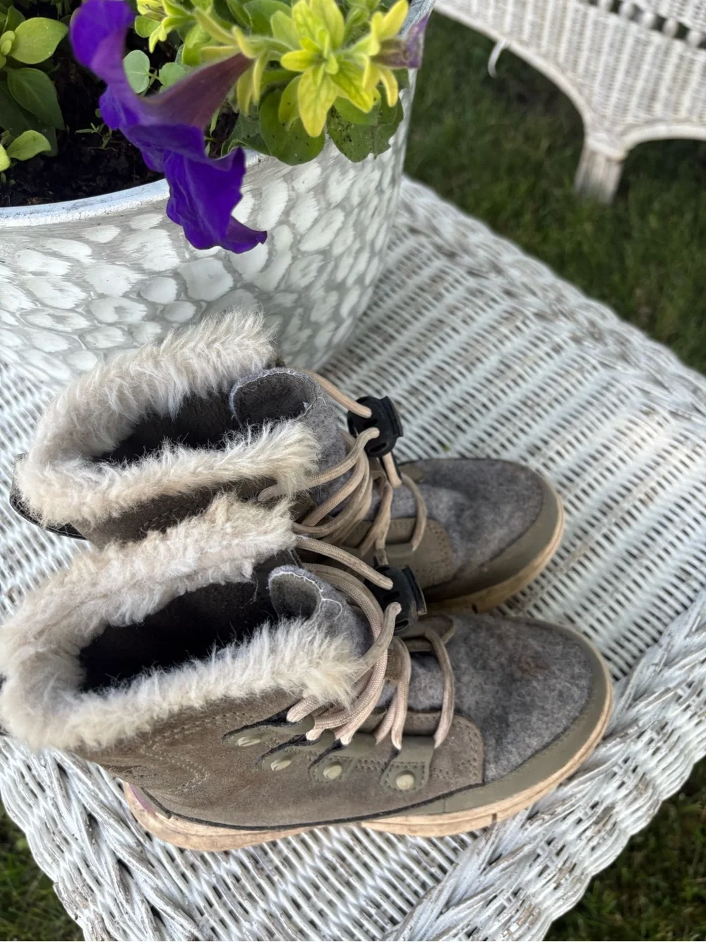 Sorel kids green suede boots